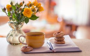 27-02-17-vase-roses-yellow-notepad-cup-tea-biscuits15142