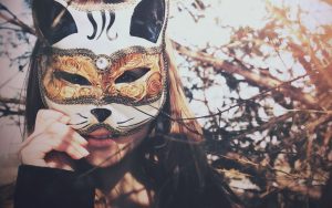 27-02-17-brunette-girl-mask-cat14219